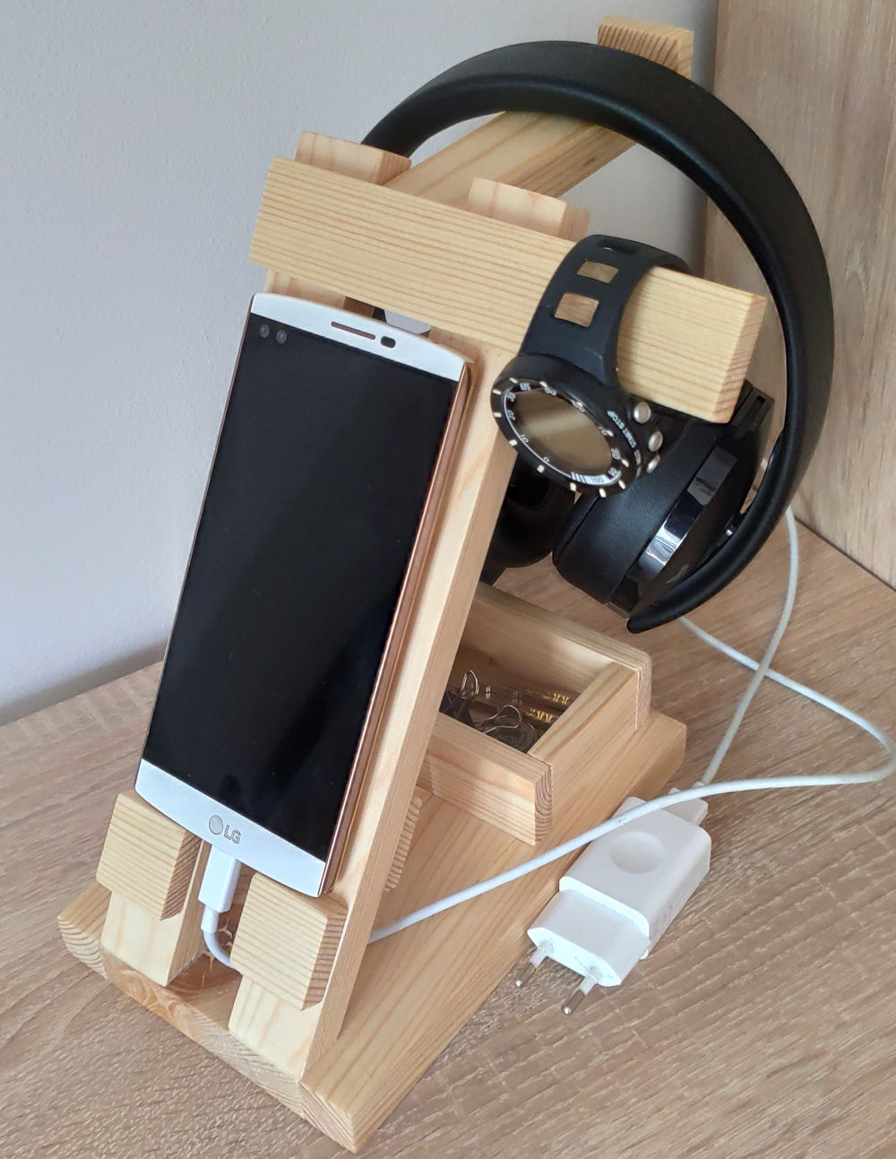 Лайфхак: подставка для смартфона из офисных зажимов своими руками | MAXIM